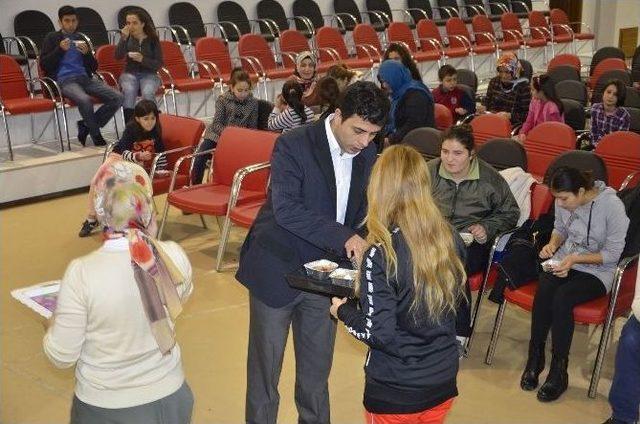 Gen&ccedil;lik Merkezi&rsquo;nden Aşure Dağıtımı 2