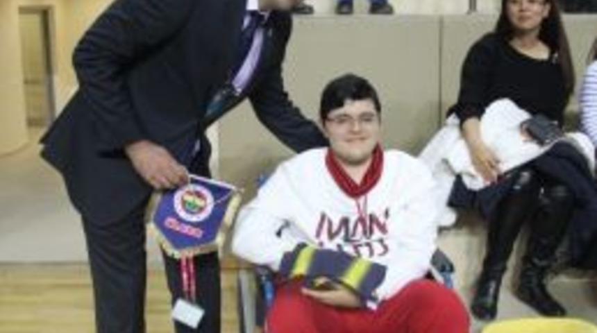 Hasta Bir Taraftara Fenerbah&ccedil;e Forması Hediye Edildi