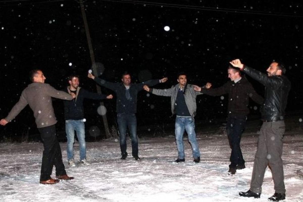 Karın Yağmasını &Ccedil;iftetelli Oynayarak Kutladılar