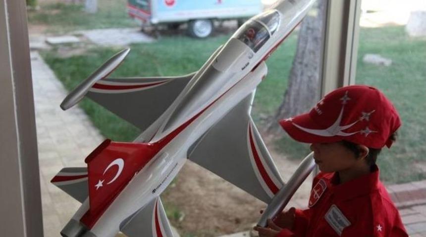 Şehit Kızı Sahra, Hayranı Olduğu "t&uuml;rk Yıldızları" İle Tanıştı