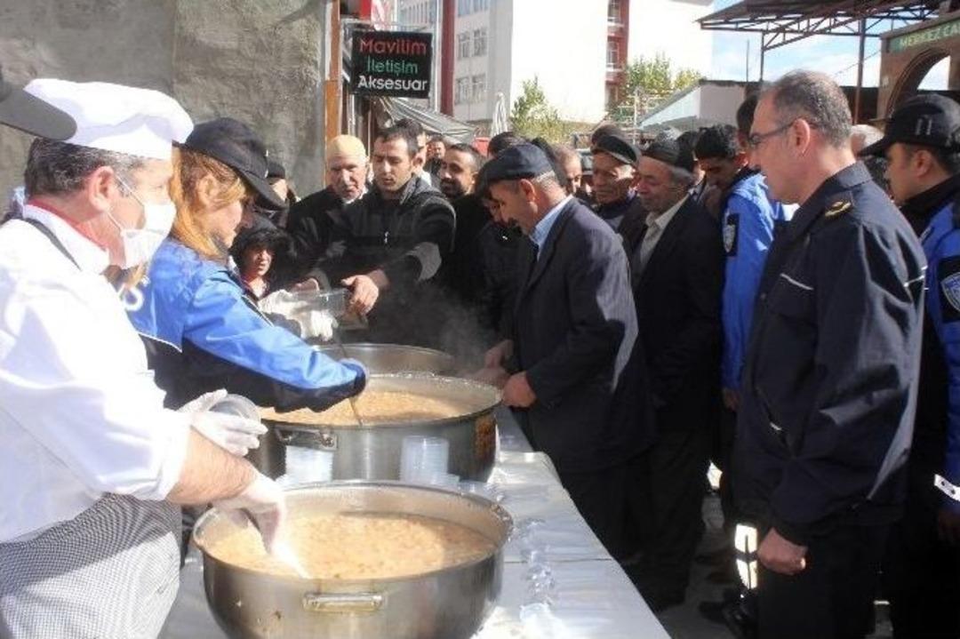 Ağrı Emniyet M&uuml;d&uuml;rl&uuml;ğ&uuml;&rsquo;nden Aşure Dağıtımı