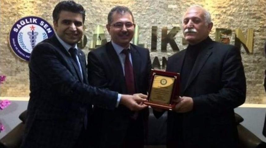 Sağlık-sen Eski Başkan Ve Y&ouml;netimine Plaket