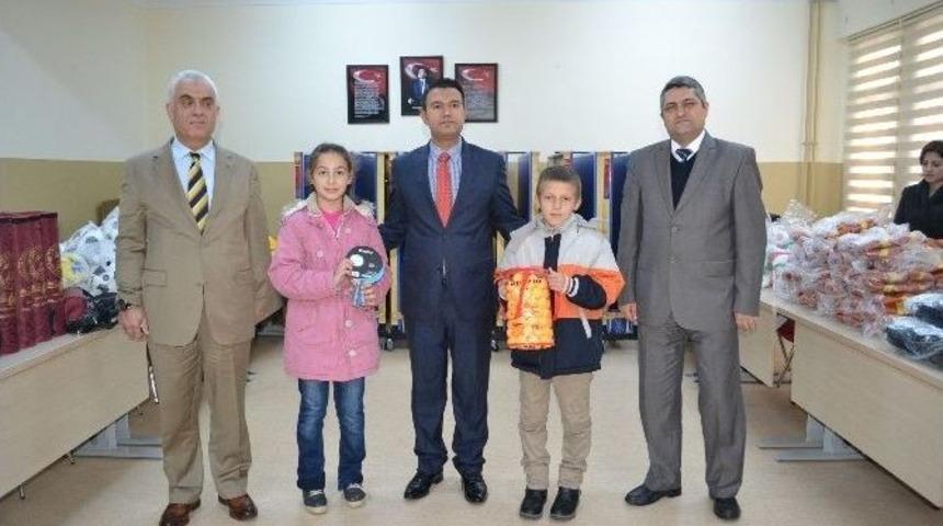 Kapaklı Kaymakamı G&uuml;rb&uuml;z&rsquo;den Milli Eğitime 20 Bin Tl Değerinde Spor Malzemesi Yardımı