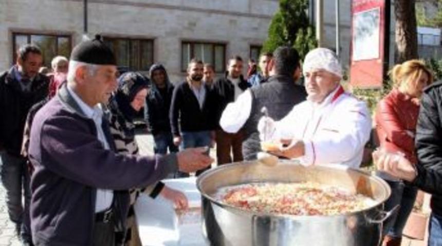 Ak Parti Gen&ccedil;lik Kolları Tarafından Aşure Dağıtıldı