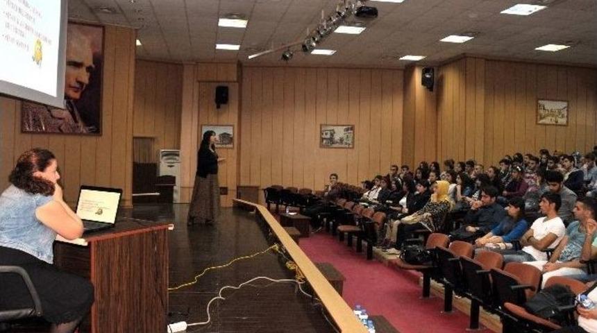 Cep Telefonu &Ccedil;ocukları Ders &Ccedil;alışmaktan Alıkoyuyor