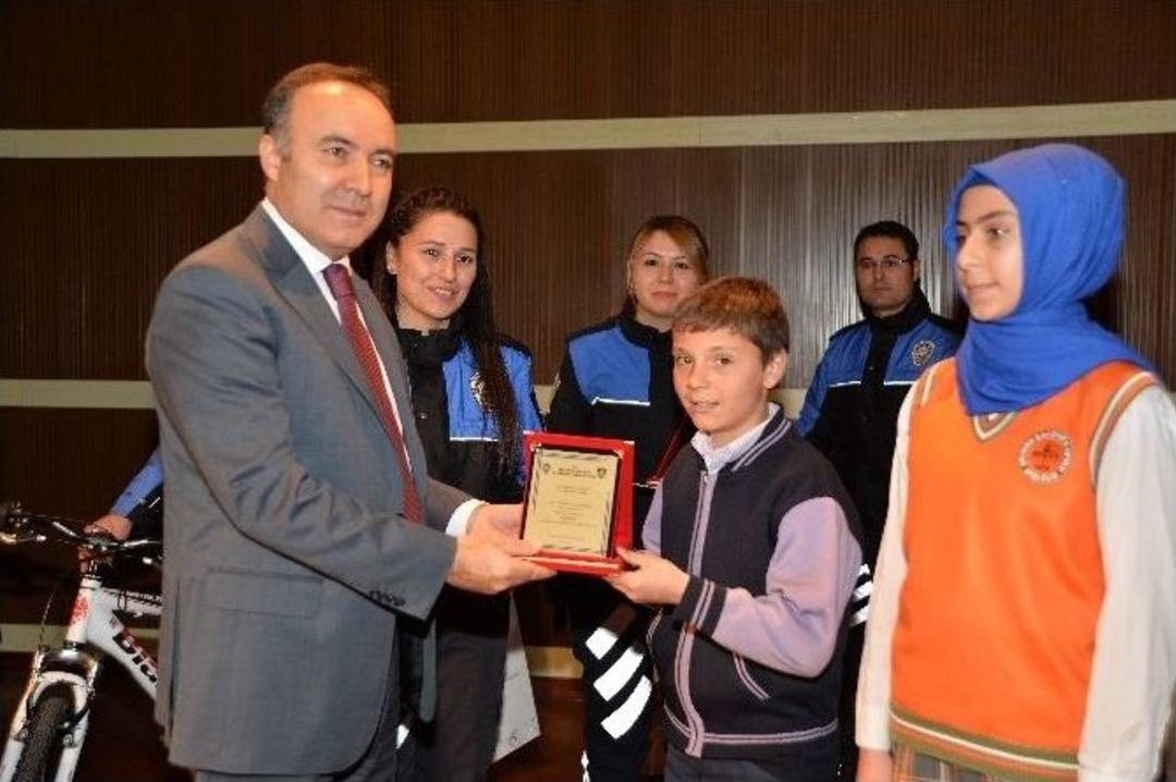 Mavi Kartaneleri İle İzci Selamı