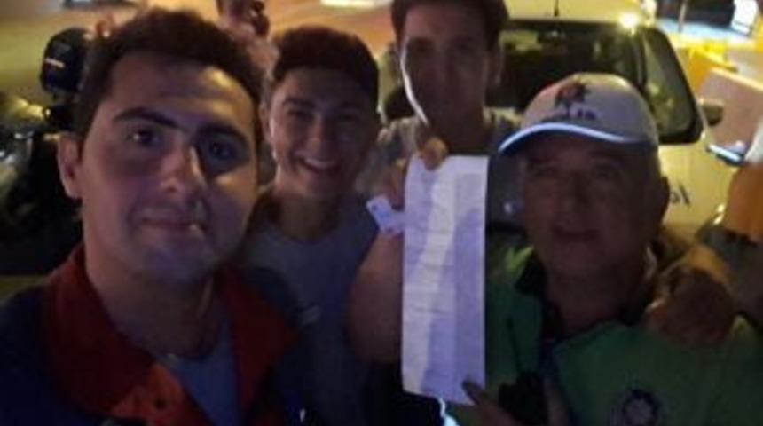 Kendisine Ceza Yazan Trafik Polisiyle Selfie &Ccedil;ektirdi