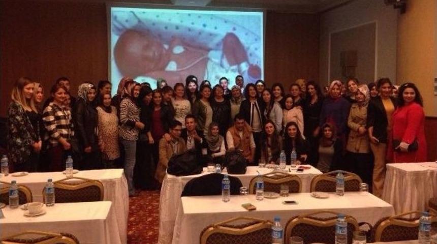 Hemşirelere Bebek Bakım Kursu Verildi