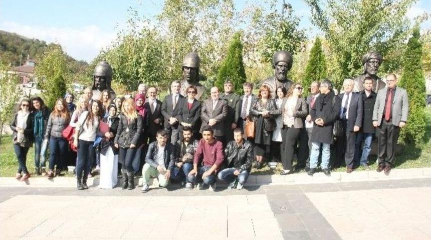 &Uuml;niversiteden Tarihi Kişiliklere Saygı