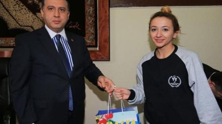 Vali &Ccedil;omaktekin T&uuml;rkiye 3.&rsquo;s&uuml; Folklorcuları Kutladı