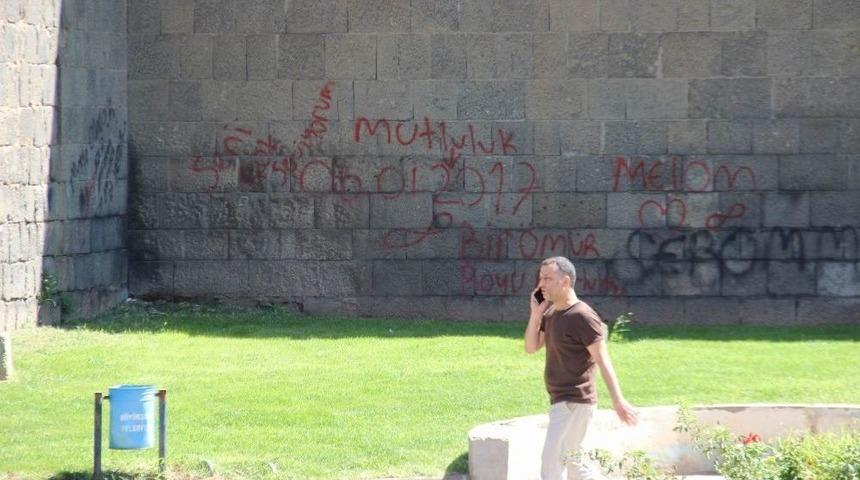 Tarihi Surlar Yazı Tahtasına D&ouml;nd&uuml;