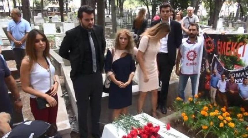 Tarık Akan Mezarı Başında Anılıyor (1)