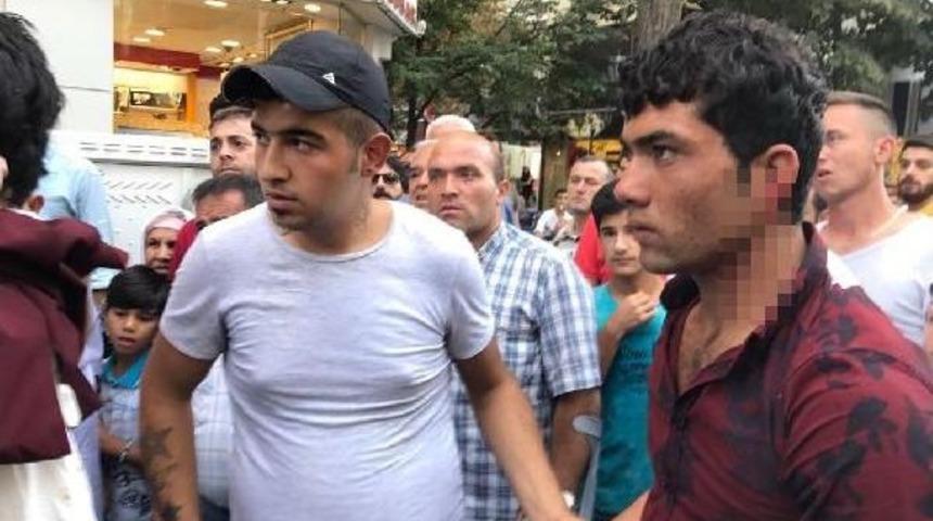 Afgan Sığınmacıların Bı&ccedil;aklı Kavgası: 2 Yaralı