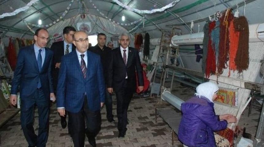 &Ccedil;adırkent&rsquo;te Yaşayan Suriyelilerin K&uuml;t&uuml;phane Sevinci