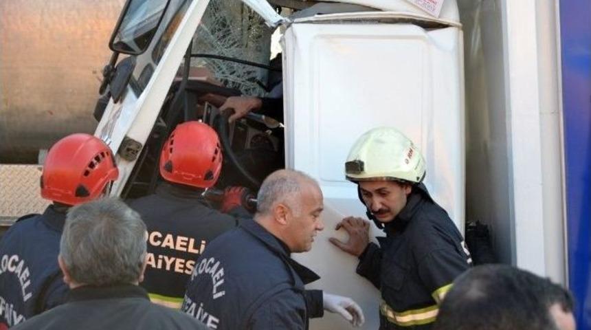 Tır&rsquo;da Sıkışan S&uuml;r&uuml;c&uuml; G&uuml;&ccedil;l&uuml;kle Kurtarıldı