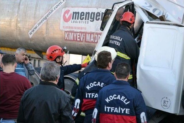 Tır’da Sıkışan Sürücü Güçlükle Kurtarıldı