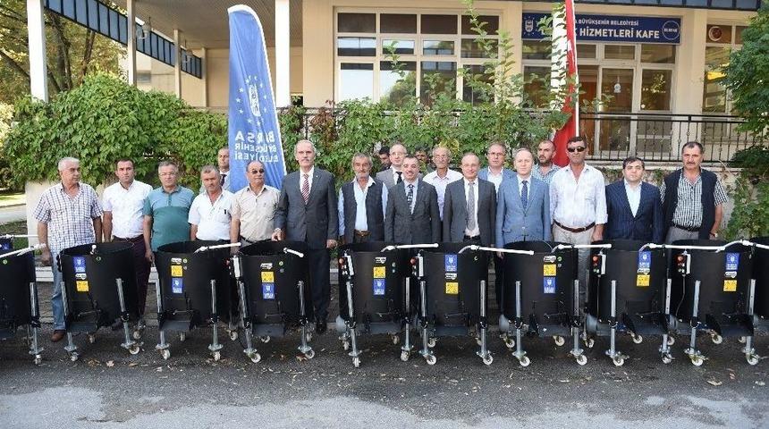 &Ccedil;ift&ccedil;iler Artık Ceviz Toplarken Ağa&ccedil;tan D&uuml;ş&uuml;p &Ouml;lmeyecek