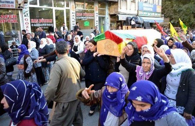 Öldürülen Kadın Hpg’linin Cenazesini Kadınlar Taşıdı