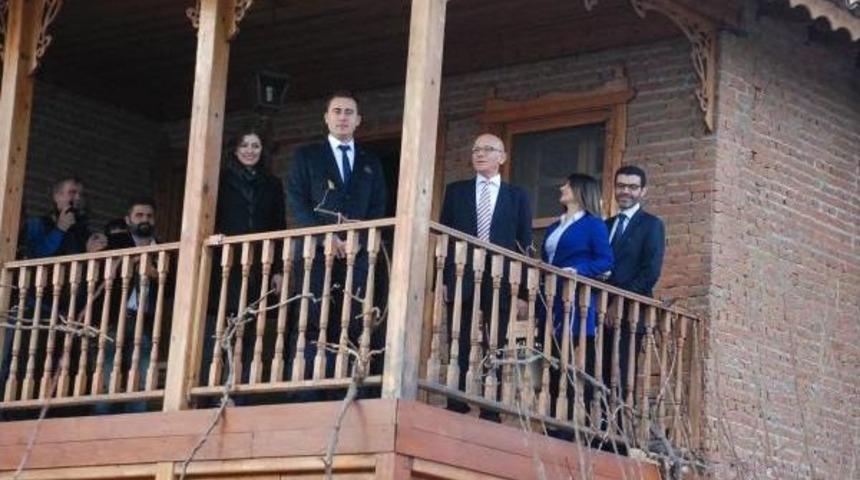 Keskinoğlu'nun Ravika K&ouml;y&uuml; Ve Antika Otomobil M&uuml;zesi Talat'ı Etkiledi