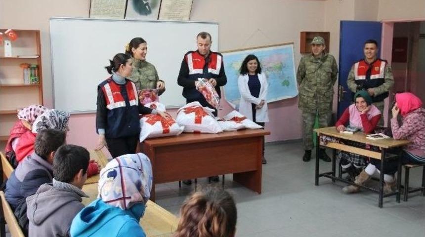 Jandarma &Ouml;ğrencilere Yeni Yıl Hediyesi Dağıttı