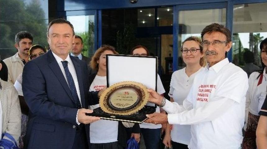 Akdeniz B&ouml;brek Hastalıkları Ve Organ Nakli Derneği &Uuml;yeleri&rsquo;nden Rekt&ouml;r Kurtcephe&rsquo;ye Ziyaret