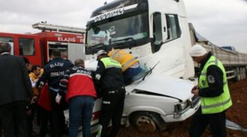 Elazığ&rsquo;da Tır Otomobili Bi&ccedil;ti 4 &Ouml;l&uuml;