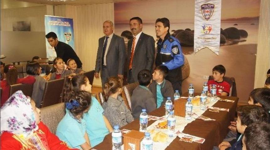 Emniyet M&uuml;d&uuml;rl&uuml;ğ&uuml;nden &Ouml;ğrencilere Yemek