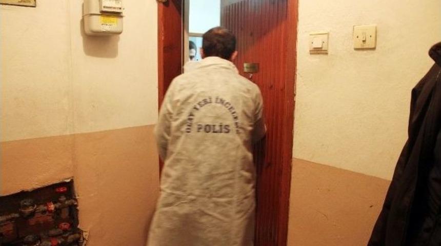 Yaşlı Kadın Banyoda D&uuml;ş&uuml;p &Ouml;ld&uuml;