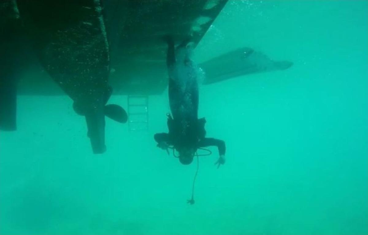 (&ouml;zel Haber) Yolda Y&uuml;r&uuml;r Gibi Teknelerin Altında Baş Aşağı Y&uuml;r&uuml;yor