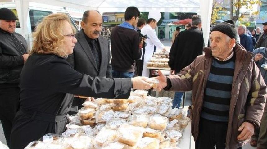 Bolu Belediyesi 10 Bin Kişilik Aşure Dağıttı