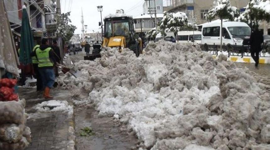 &Ouml;zalp&rsquo;ta Kar Yağışı