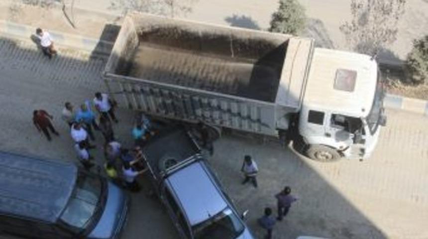 Yol Kenarına Park Eden Ara&ccedil;lara Esnaftan Tepki