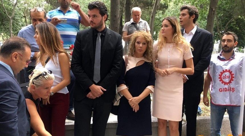 &Uuml;nl&uuml; Sanat&ccedil;ı Tarık Akan, &Ouml;l&uuml;m&uuml;n&uuml;n Birinci Yılında Kabri Başında Anıldı