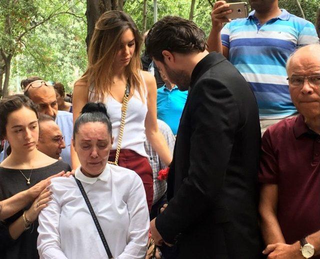 &Uuml;nl&uuml; Sanat&ccedil;ı Tarık Akan, &Ouml;l&uuml;m&uuml;n&uuml;n Birinci Yılında Kabri Başında Anıldı 1