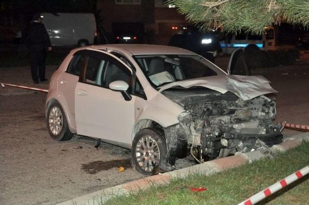 Otomobil Dolmuş Bekleyen &Ccedil;ifte &Ccedil;arptı: 1 &Ouml;l&uuml;, 1 Yaralı