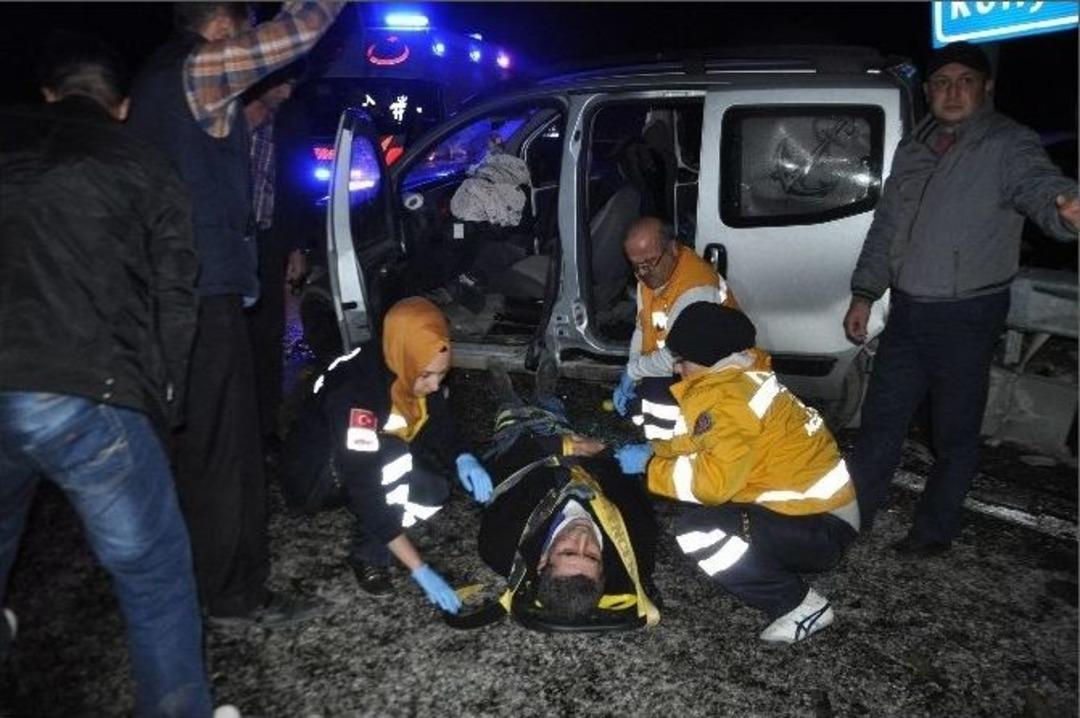 Konya&rsquo;da Otomobil İle Hafif Ticari Ara&ccedil; &Ccedil;arpıştı: 4 Yaralı