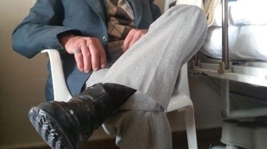 Teknolojiye Meydan Okuyan Kara Lastik Ayakkabının Modası Geçmiyor