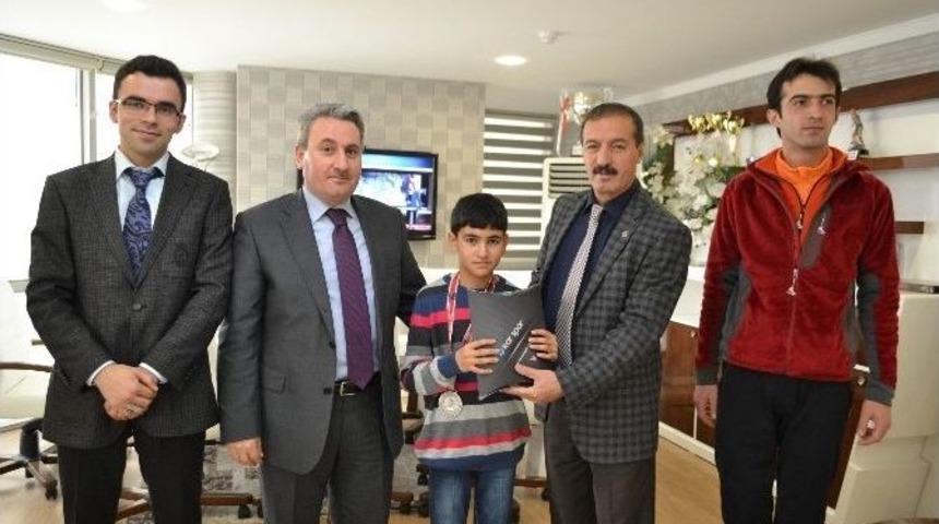 Patenin G&uuml;m&uuml;ş &Ccedil;ocuğuna Kutlama