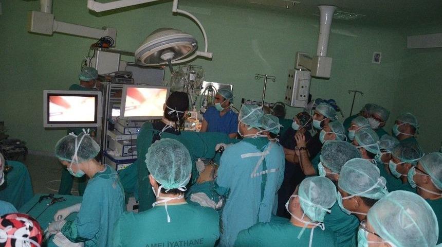 Sempozyumda Canlı Metabolik Cerrahi Ameliyatı