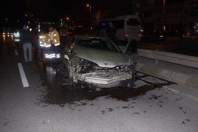 Kaza Yaptılar Otomobili Bırakıp Ka&ccedil;tılar 1