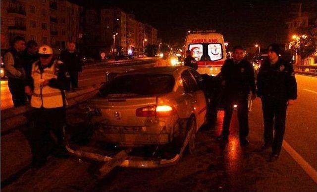 Kaza Yaptılar Otomobili Bırakıp Ka&ccedil;tılar 2