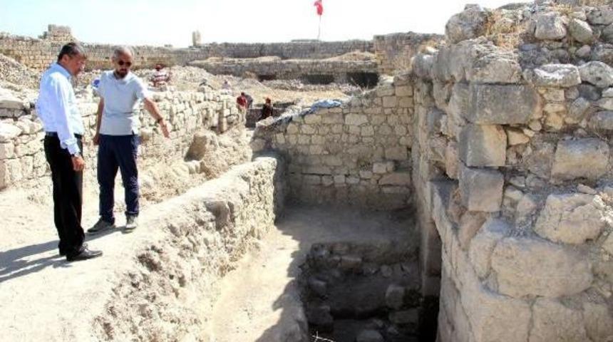 Tarihi Silifke Kalesi&rsquo;Nde Kazı