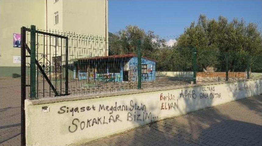 Okul Duvarına Slogan Yazılmasına Tepki