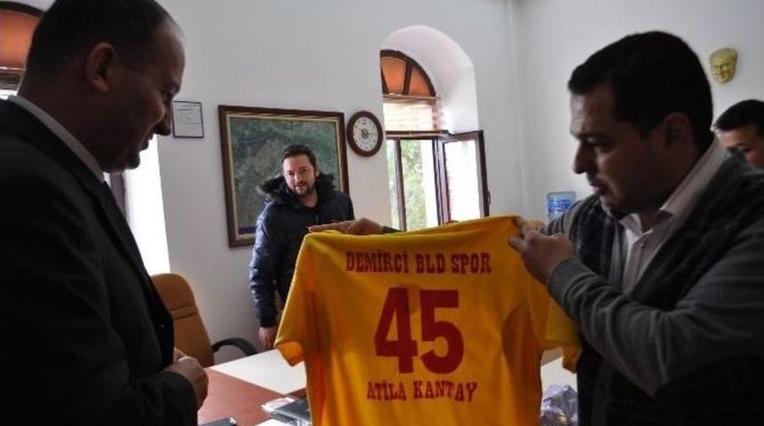 Demirci Belediyespor&rsquo;dan Kaymakam Kantay&rsquo;a Forma Hediyesi