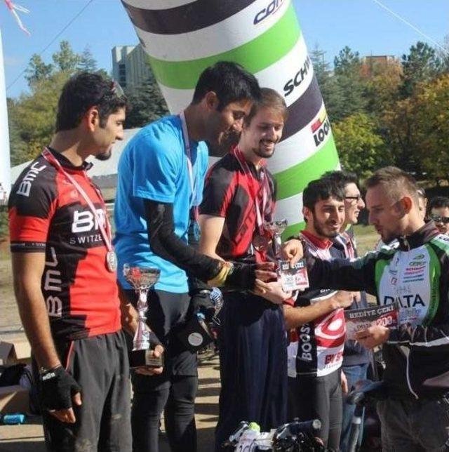 Sel&ccedil;uk, Dağ Bisikleti Yarışmasında Birinci Oldu 1