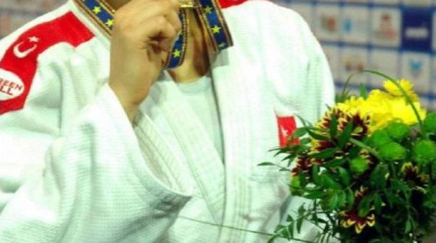 Balıkesirli İrem Avrupa'nın Zirvesinde