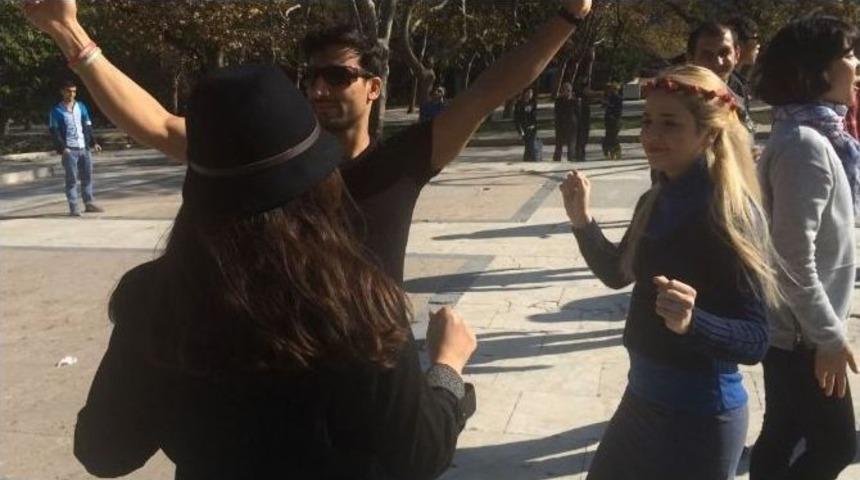 Korelilerden Gezi Parkı&rsquo;nda Mutluluk Dansı