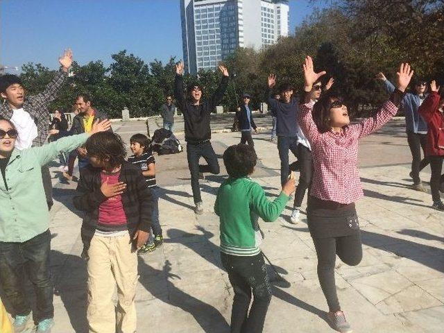 Korelilerden Gezi Parkı’nda Mutluluk Dansı