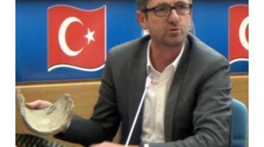 Meclis &Uuml;yesi &Ouml;zsoy Meclis Toplantısına Patlayan Su Borusu Getirdi