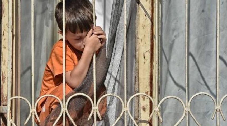 Evde Tek Başına Bırakılan &Ccedil;ocuk Pencereye &Ccedil;ıkıp Yardım Istedi